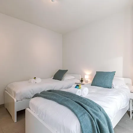 Enjoy Your Stay In 'Lentini' - A Newly Built, Luminous And Luxurious Duplex In The Heart Of Ostende Daire